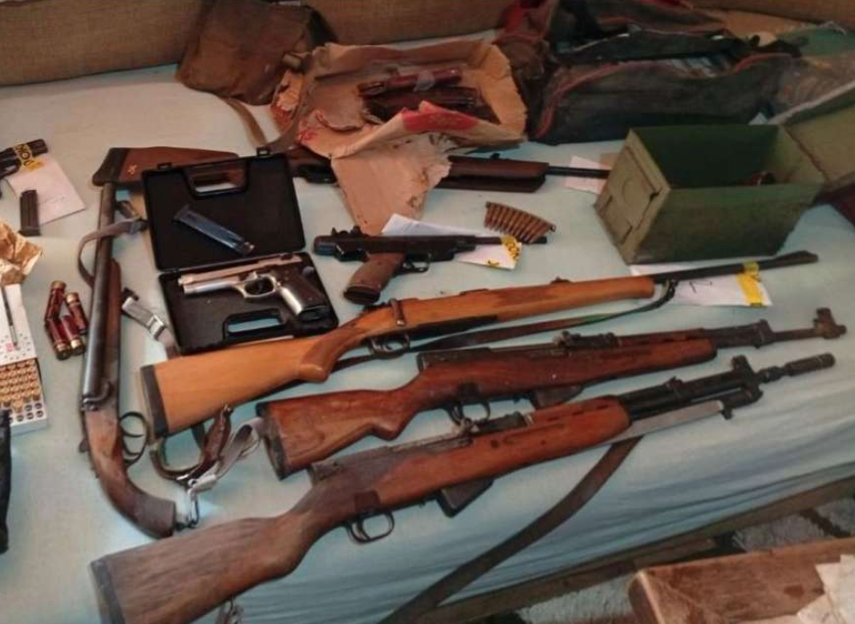 U Kalesiji pronađen arsenal oružja i 33.000 eura, uhapšen osumnjičeni za lihvarstvo