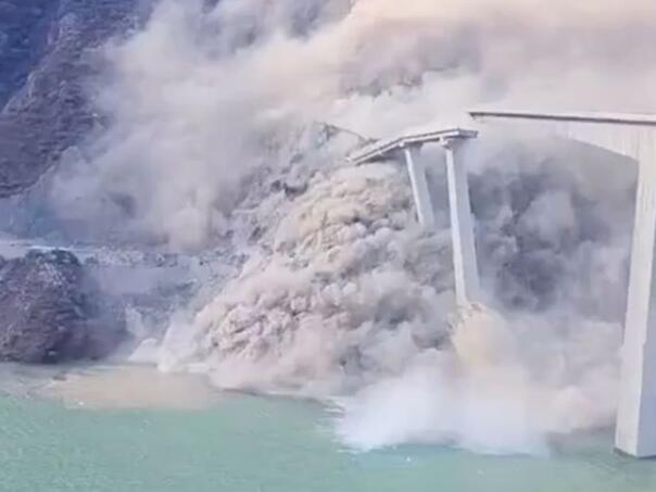 U Kini se srušio most koji je nedavno otvoren