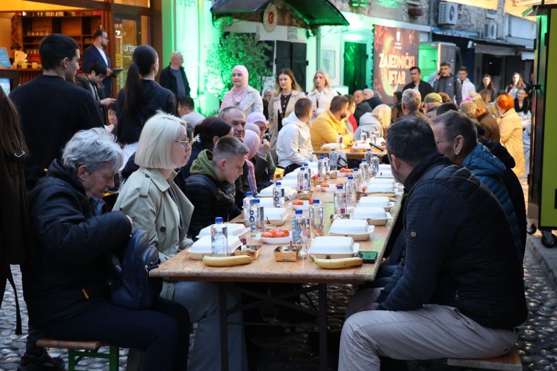 U Mostaru upriličen zajednički iftar na otvorenom