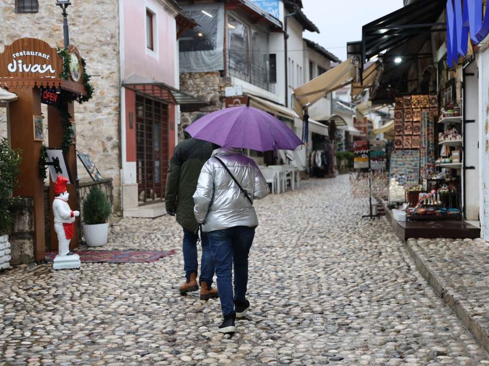 U naredna tri dana pretežno oblačno vrijeme s kišom, na planinama snijeg