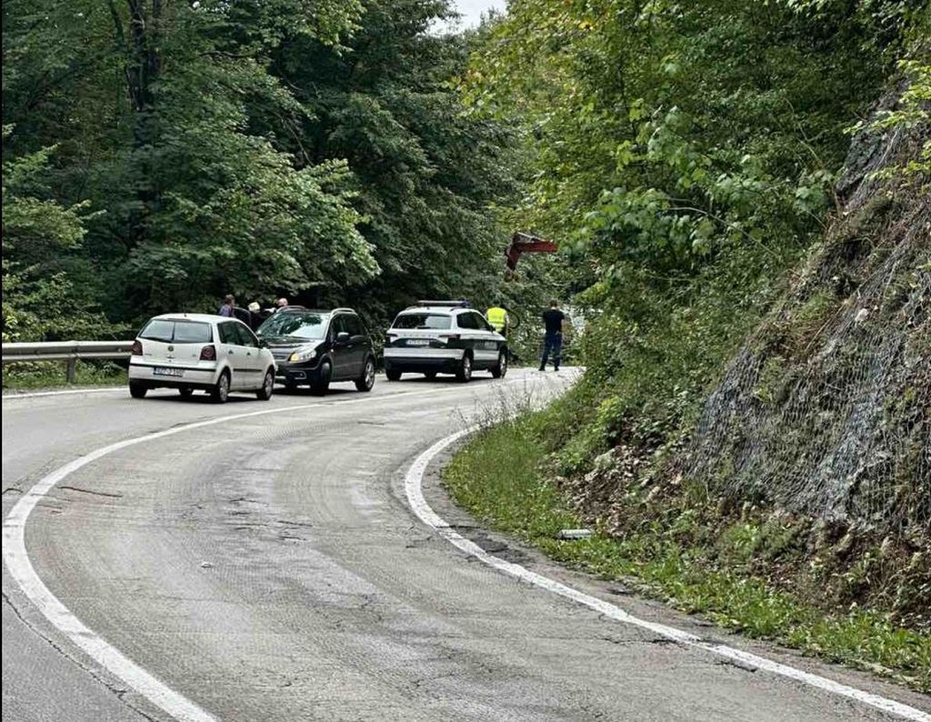U teškoj saobraćajnoj nesreći kod Kladnja poginula jedna osoba