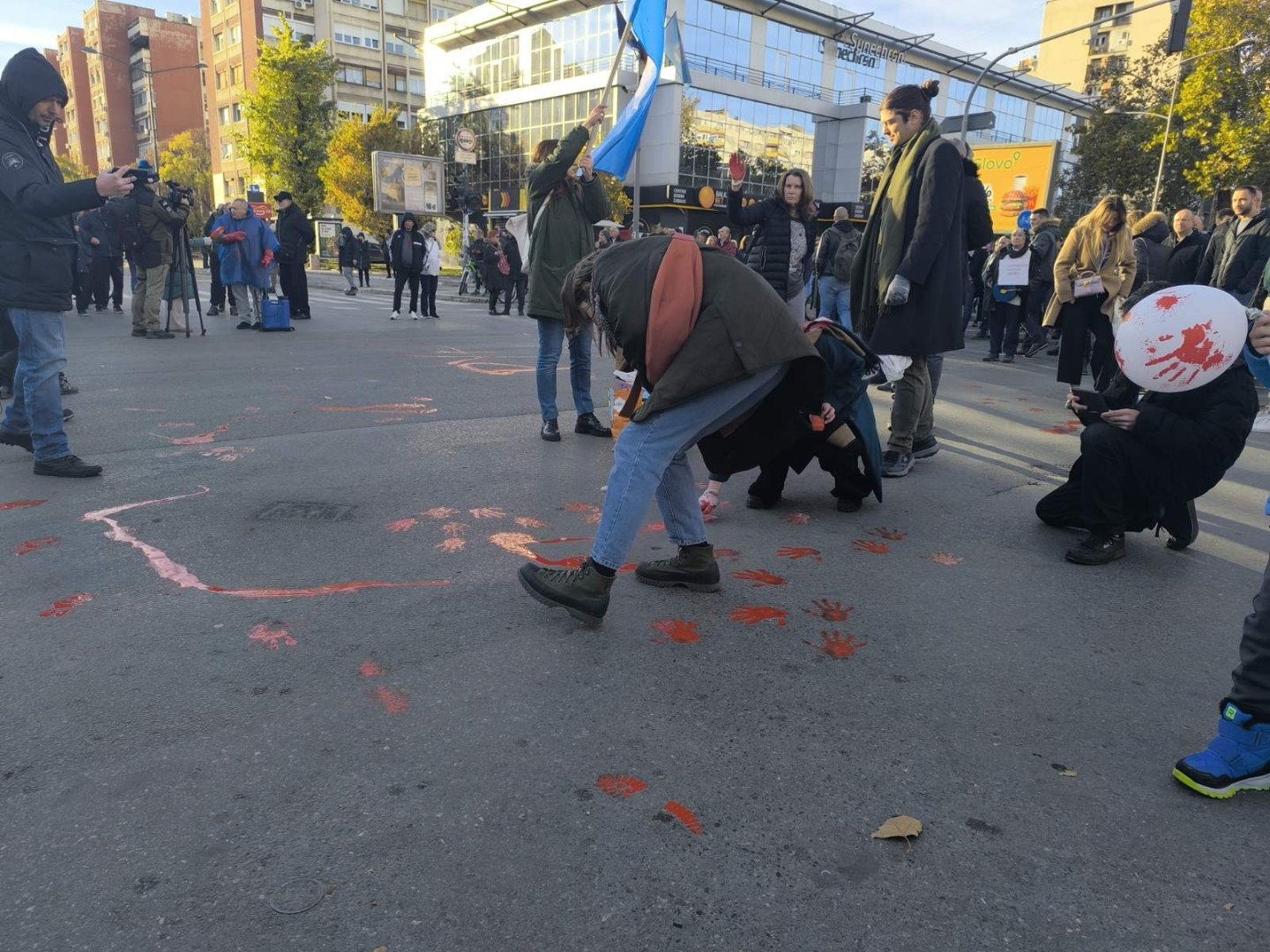 U Novom Sadu počeo protest 'Bulevar krvavih ruku', aktivisti farbaju ulicu u crveno