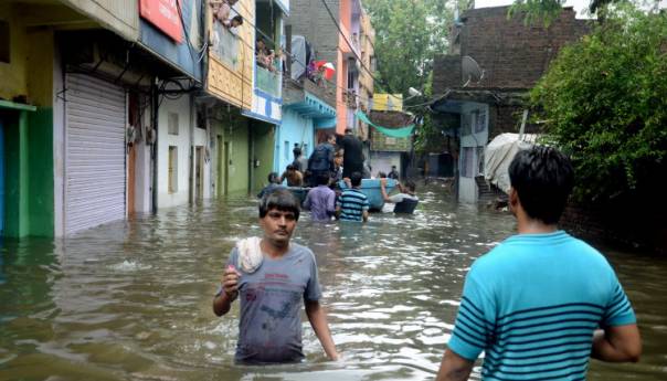 U očekivanju ciklone u Indiji evakuirano 100 hiljada ljudi