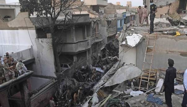 U padu aviona u Pakistanu poginulo najmanje 56 osoba