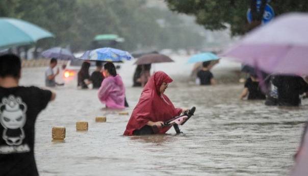 U poplavama u Kini poginulo 16 osoba, kiša najjača u zadnjih hiljadu godina