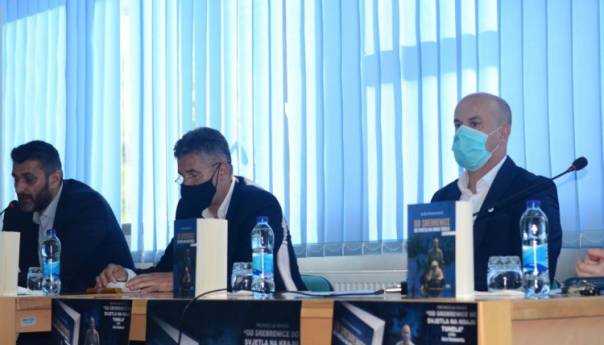 U Potočarima predstavljena knjiga 'Od Srebrenice do svjetla na kraju tunela'