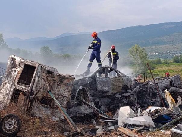 U požaru na auto otpadu kod Širokog Brijega izgorio veći broj auta