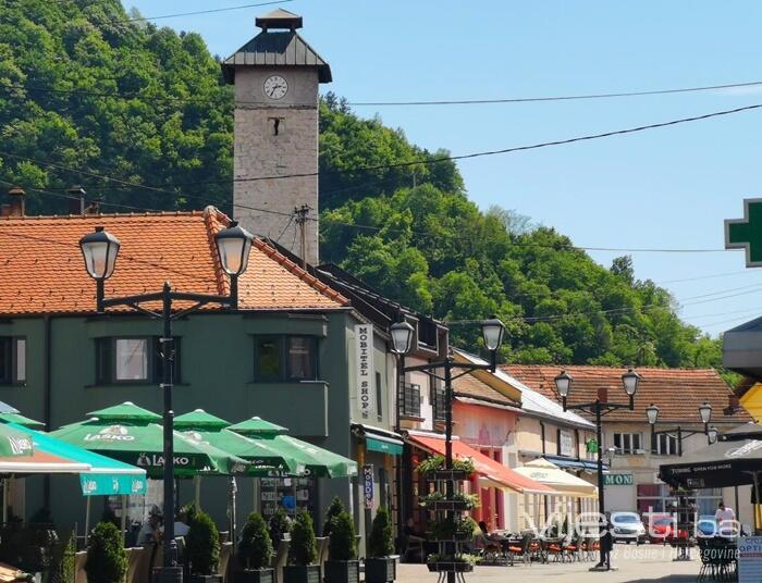 U pretresima na području Gračanice oduzeto oružje, droga i novac, uhapšene dvije osobe