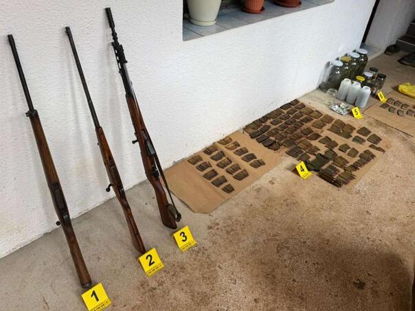 U pretresu u Stocu pronađeno oružje i droga