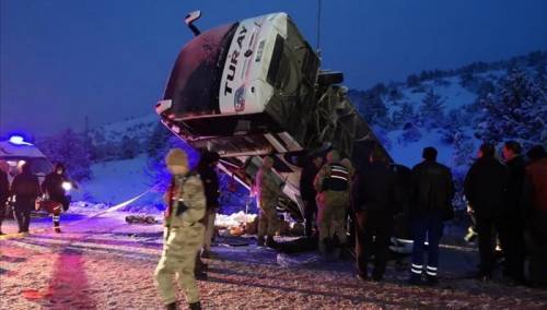 U prevrtanju autobusa u Erzincanu poginule dvije, povrijeđena 21 osoba