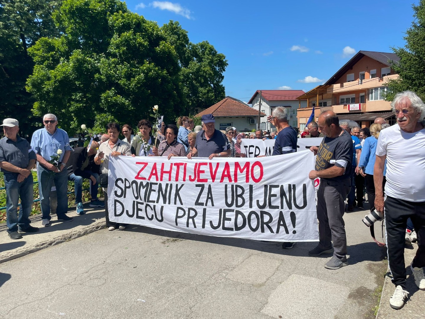 U Prijedoru obilježen Dan bijelih traka: Hiljade okupljenih traži pravdu