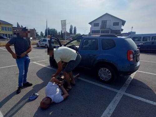U Prijedoru uhapšen državljanin Srbije: Koristio ometač signala za krađe na parkingu