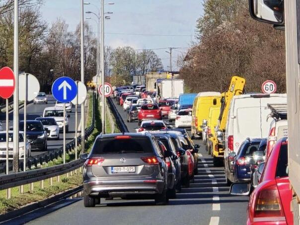 U saobraćajnoj nesreći kod Lukavca povrijeđene dvije osobe