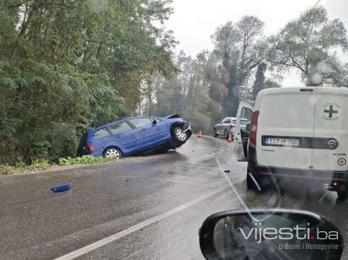 U saobraćajnoj nesreći u Tuzli povrijeđene tri osobe