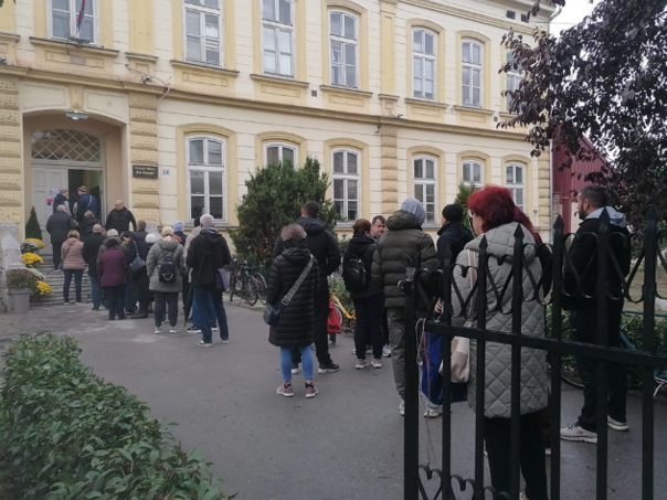 U Šapcu sedam biračkih mjesta nije otvoreno na vrijeme