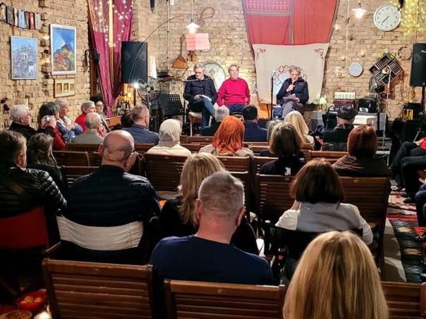 U sarajevskom Ateljeu "Figure" predstavljena knjiga "Pijesak u očima" Rezaka Hukanovića