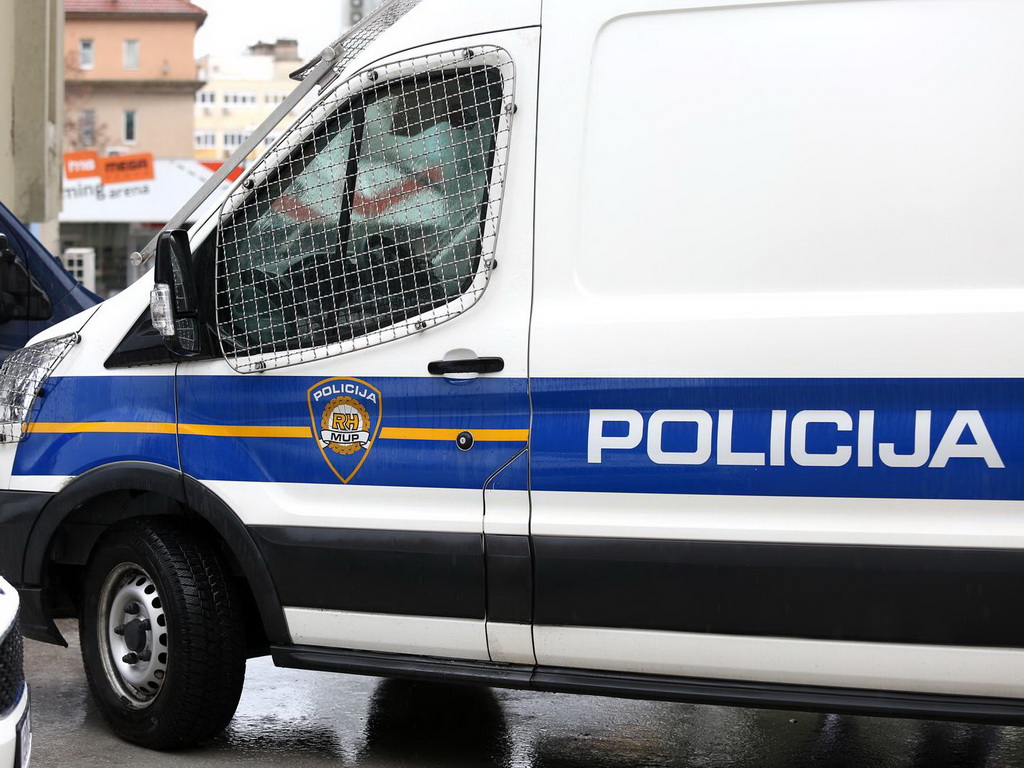 U Šibeniku nožem ubijen mladić, djevojka se bori za život