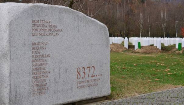 U Srebrenicu pristigao jedan autobus i 1.484 automobila