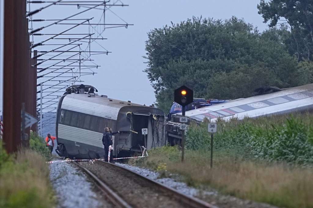 U sudaru dva voza u istočnoj Engleskoj poginuo mašinovođa, desetine povrijeđenih