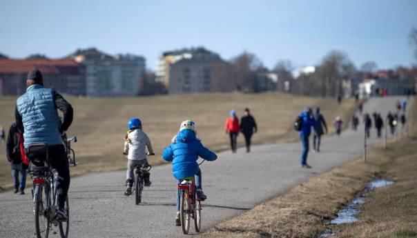 U Švedskoj život teče gotovo uobičajeno: "Izađite i uživajte u proljetnom suncu"