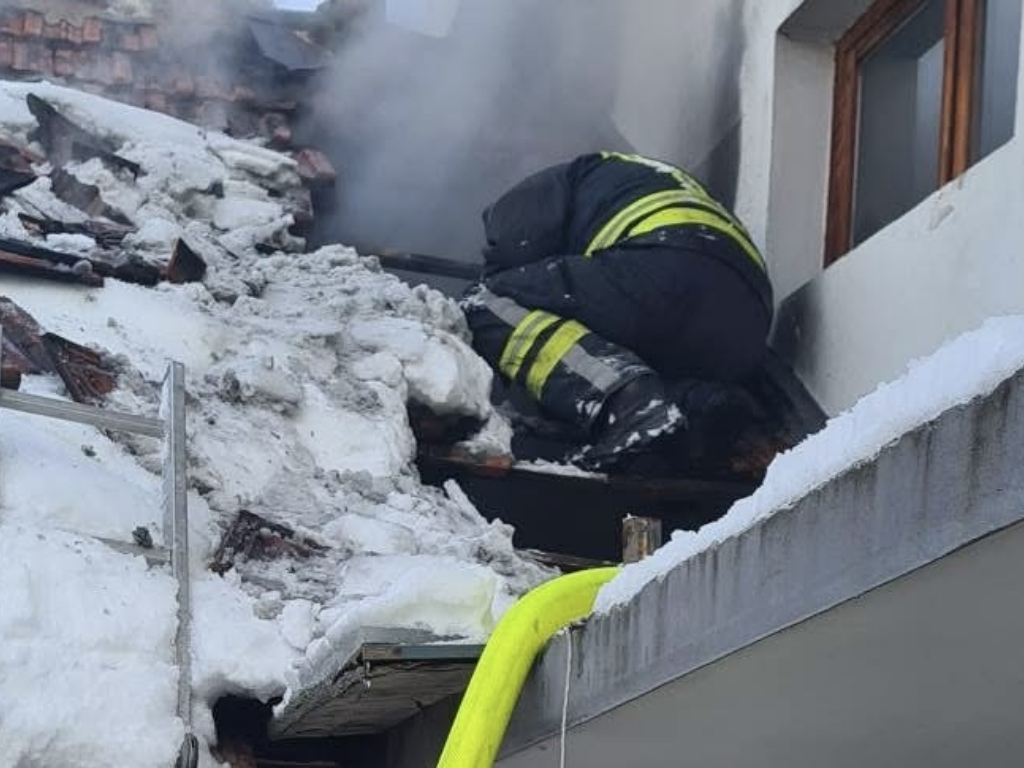 U tuzlanskom naselju Mosnik gorjela kuća, intervenisali vatrogasci