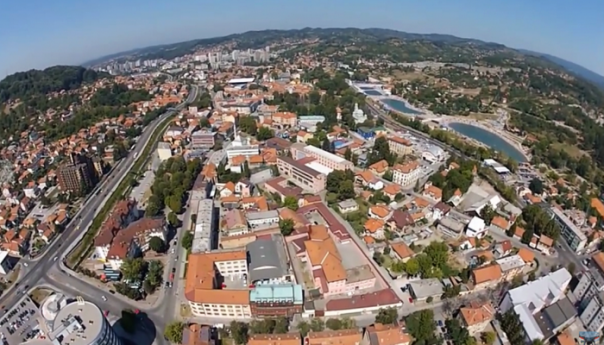 U ulazu stambene zgrade u Tuzli pronađeno beživotno tijelo