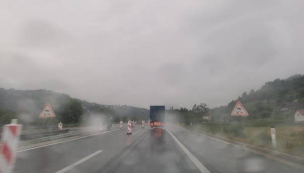 U većem dijelu BiH saobraća se po mokrom i klizavom kolovozu
