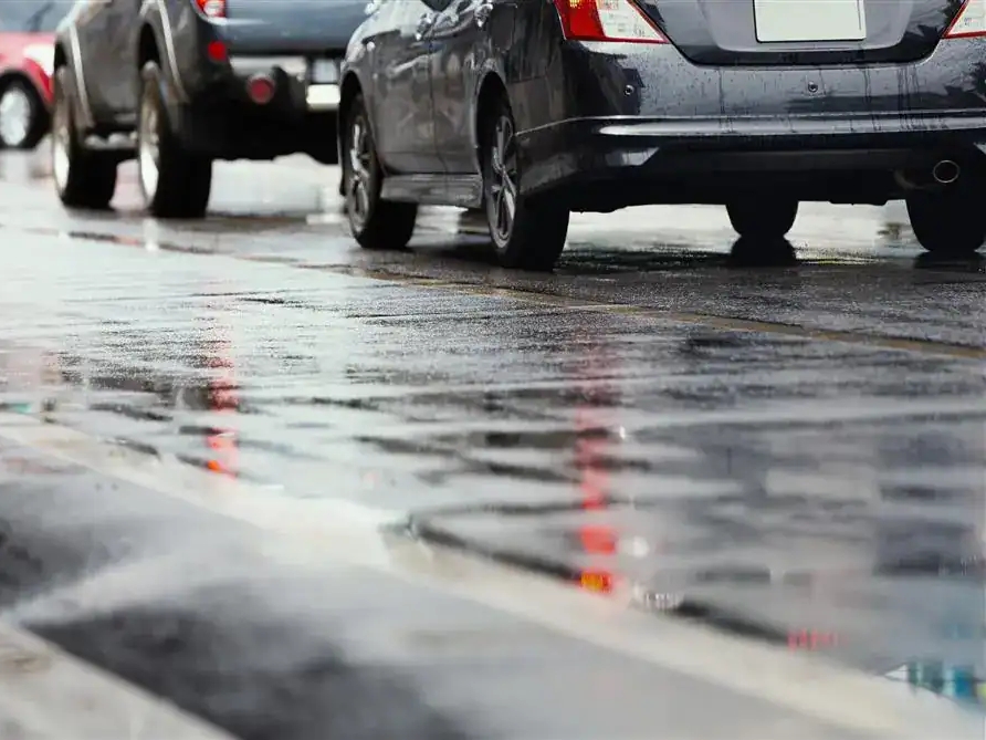 U većem dijelu zemlje saobraća se po mokrom kolovozu