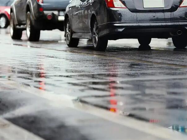 U većem dijelu zemlje saobraća se po mokrom kolovozu