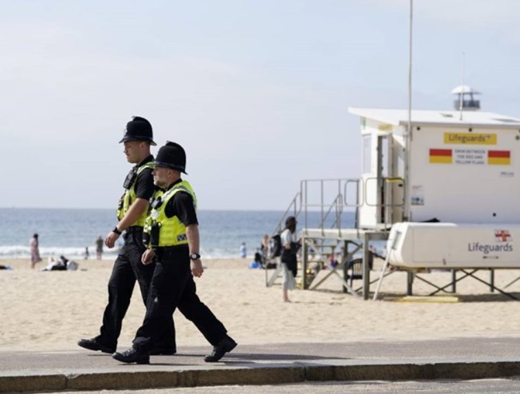 U Velikoj Britaniji uhapšen tinejdžer, osumnjičen da je nasmrt izbo ženu na plaži