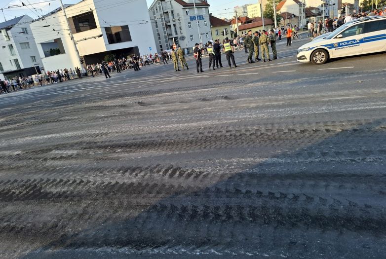 U Zagrebu uništen asfalt nakon vojnog mimohoda