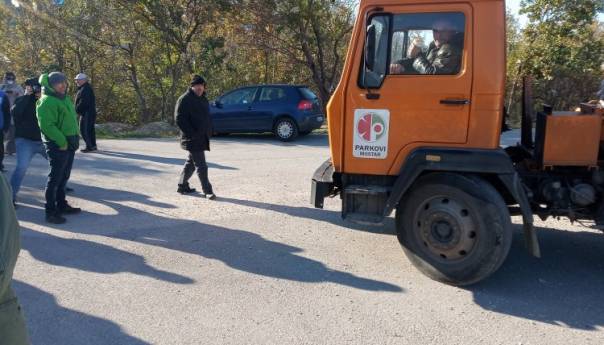 Uborak blokiran: Ulice Mostara zatrpane smećem