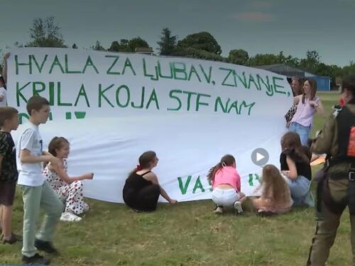 Učenici na kraju godine poklonili svojoj učiteljici skok padobranom