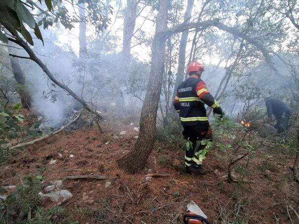 Udar groma izazvao požar u Makarskoj, na Hvaru opet meteotsunami