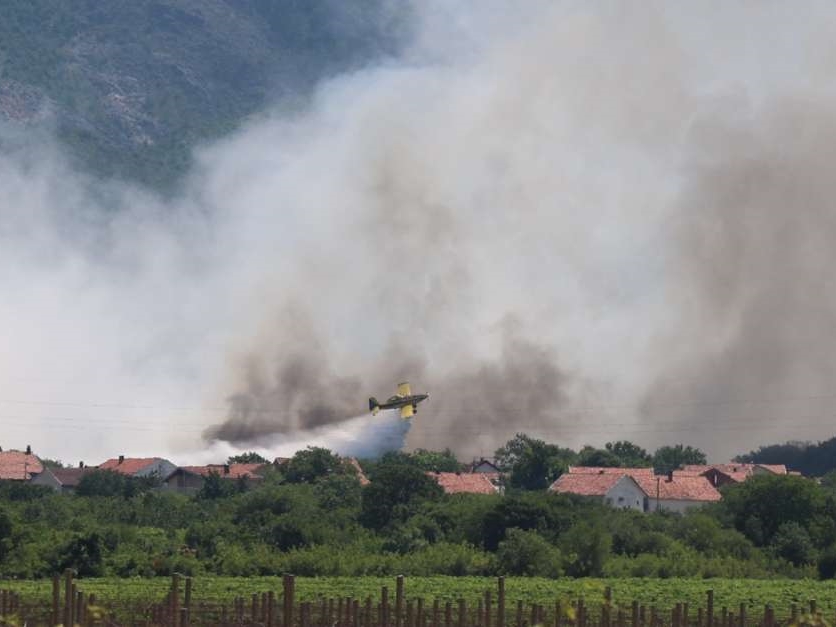 Udar groma zapalio Čvrsnicu: Požar i dalje aktivan kod Jablanice