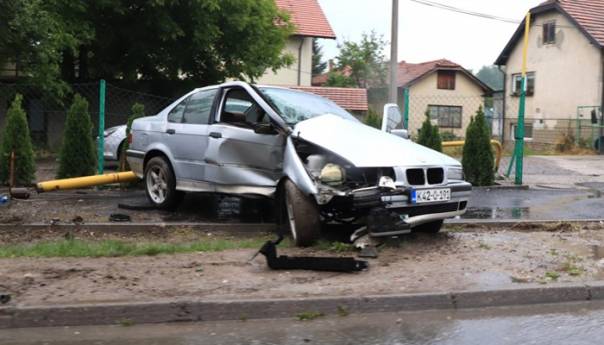 Udes u Tuzli: Automobilom udario u stub ulične rasvjete