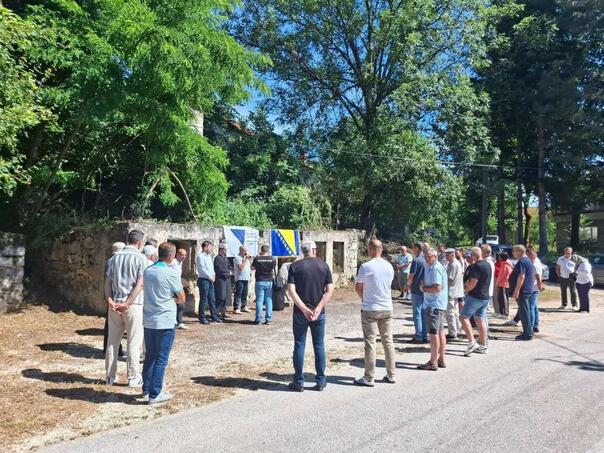 Udruženje logoraša Sanski Most obilježilo godišnjicu zločina nad Bošnjacima iz Modre