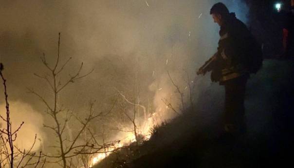 Ugašeni požari u Tuzli i okolini, vatrogasci gasili vatru na 32 lokacije u TK