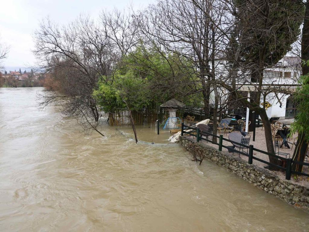 Ugrožene kuće: Buna se izlila iz korita, prekinut saobraćaj