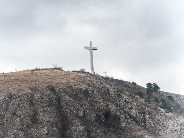 Uhapšen 70-godišnjak: Na Facebooku "prijetio" da će srušiti krst na Humu