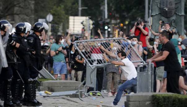 Uhapšen 71 demonstrant u Beogradu, među njima i nekoliko stranaca