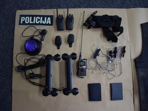 Uhapšen lažni policajac: Vozio pod rotacijom, pronađene palice...