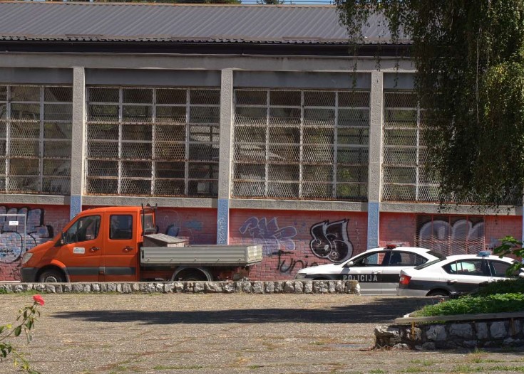 Uhapšen maloljetnik koji je izbo vršnjaka ispred škole u Tuzli