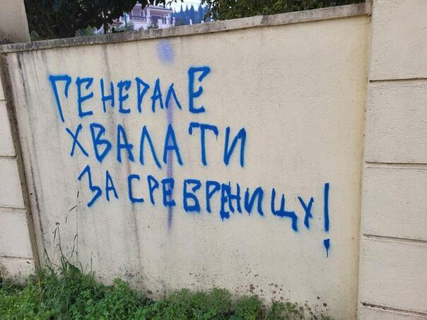 Uhapšen maloljetnik zbog grafita negiranja genocida na Ambasadi BiH u Podgorici