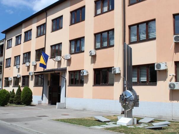 Uhapšeni policajac iz Lukavca prodavao oružje koje su građani predali u MUP