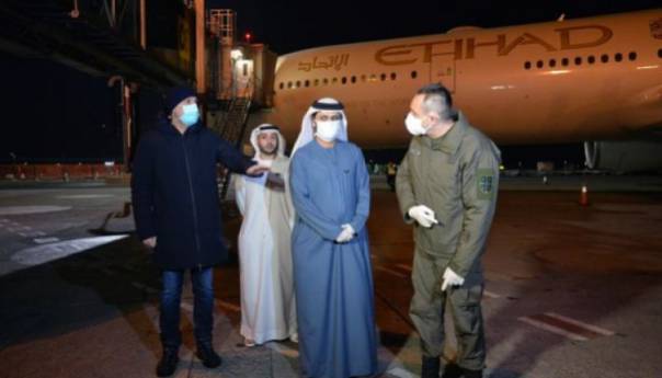 Prvi dio pomoći iz Emirata avionom stigao u Srbiju
