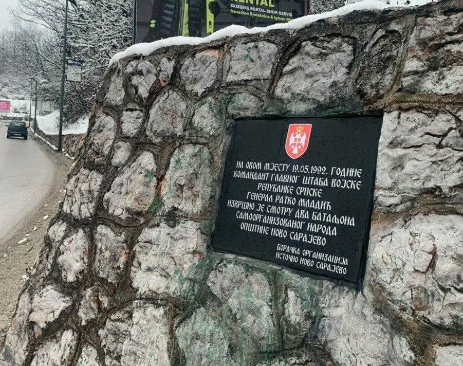 Ukloniti spomen ploču ratnom zločincu Ratku Mladiću na Vracama