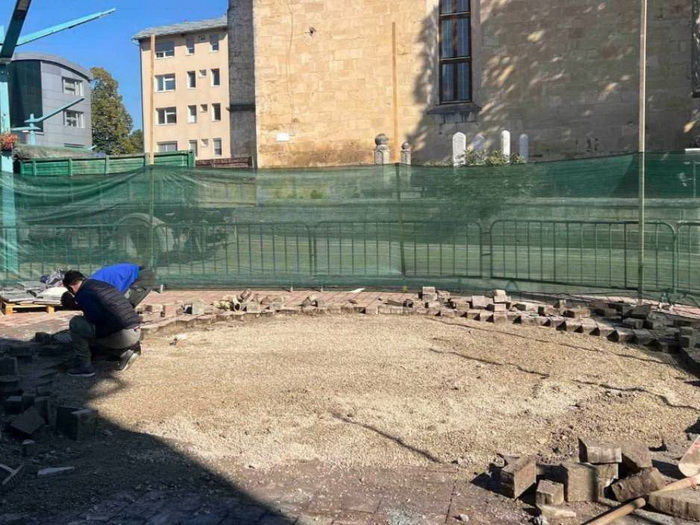 Uklonjena fontana na Trgu Džemaludina Čauševića u Bihaću, bila devastirana i van funkcije