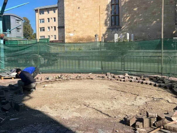 Uklonjena fontana na Trgu Džemaludina Čauševića u Bihaću, bila devastirana i van funkcije