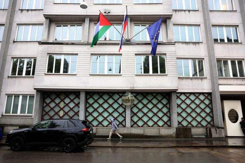 Vratio se Janša: Uklonjena zastava Palestine sa zgrade Vlade Slovenije